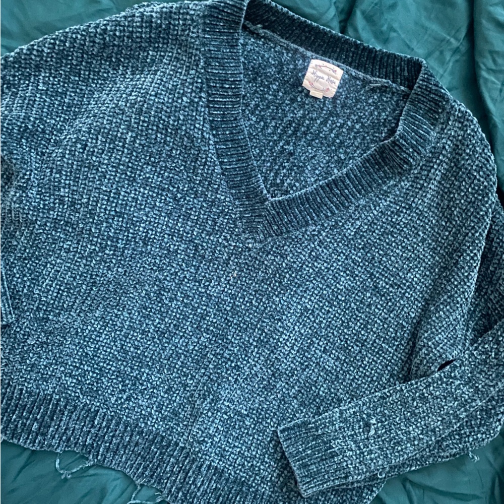 Distressed sweater 🍂